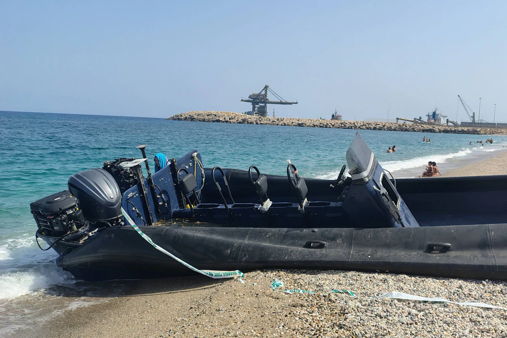 Ein mutmaßliches Schmugglerboot liegt am Strand von Carboneras in Andalusien. Die Guardia Civil untersucht die Herkunft des Fahrzeugs.