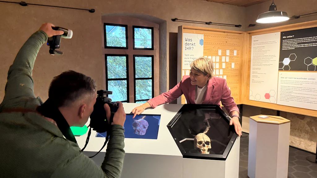 Museologin Claudia Fiebach erklärt den „Anthro Lab Scanner“, der die Ermittlungsergebnisse der Besucher in ein Bild umwandelt.