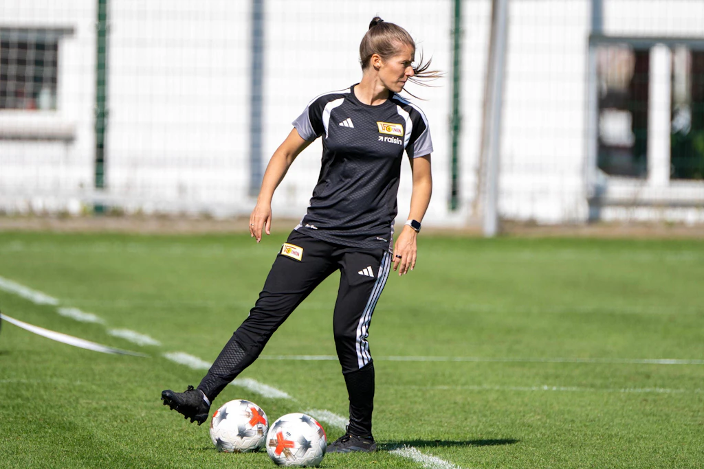 Marie-Louise Eta trainierte als erste Trainerin der Bundesliga in der Vorsaison das Männerteam vom 1. FC Union. Mit den Frauen feierte sie gerade ihren ersten Sieg.