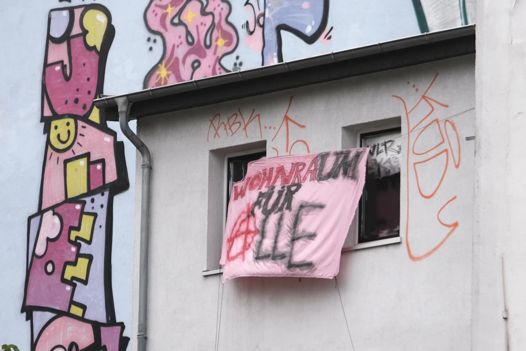 Eine Forderung der Hausbesetzer auf einem Plakat am Haus