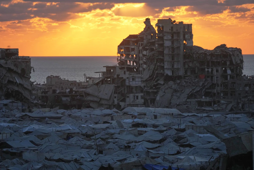 Zelte, in denen vertriebene Palästinenser untergekommen sind, sind inmitten der vom Krieg zerstörten Gebäude in Gaza-Stadt zu sehen.