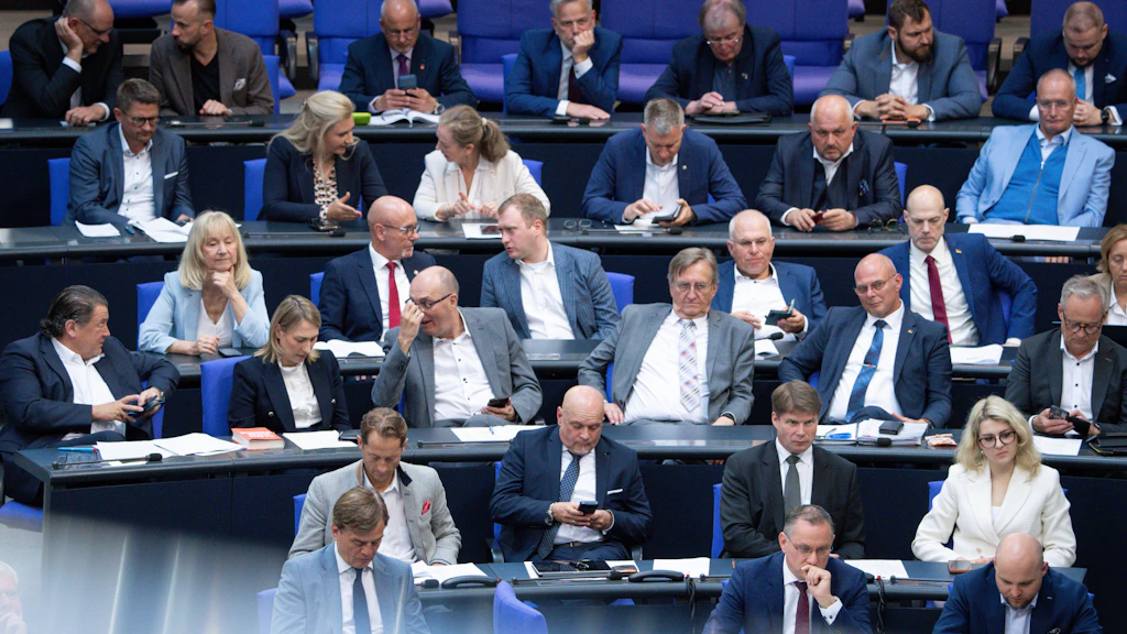 AfD-Abgeordnete im Deutschen Bundestag: Die Fraktion diskutiert den Umgang mit der CDU im Falle einer Minderheitsregierung.