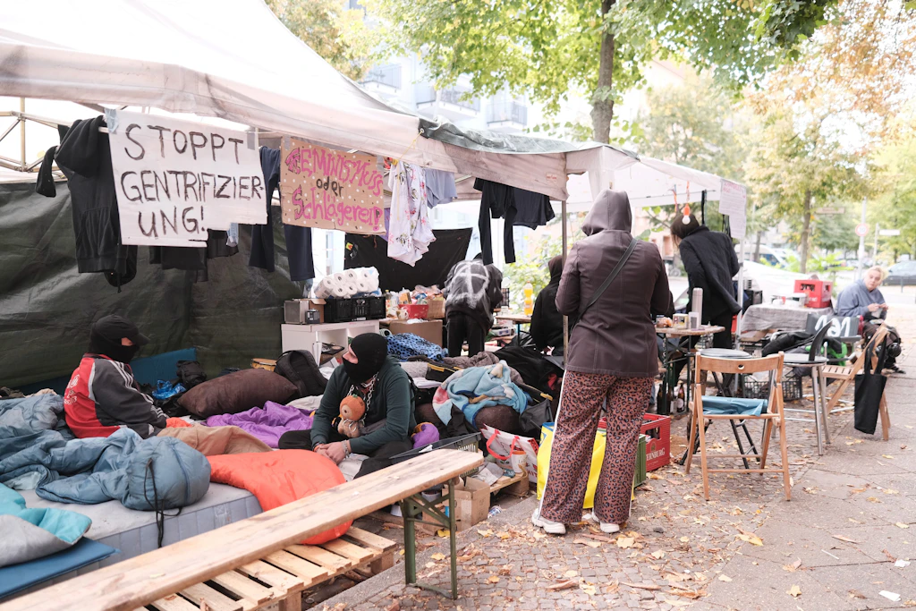 Ehemalige Hausbesetzer campieren im Rahmen einer Dauermahnwache vor dem sogenannten Hugo-Haus unter Pavillons, hier am Donnerstagmittag.