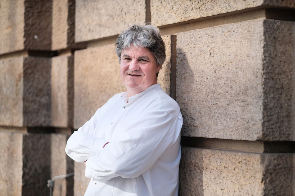 Markus Rindt ist Mitgründer und heute Intendant der Dresdner Sinfoniker, die für ihre Experimentierfreude bekannt sind.