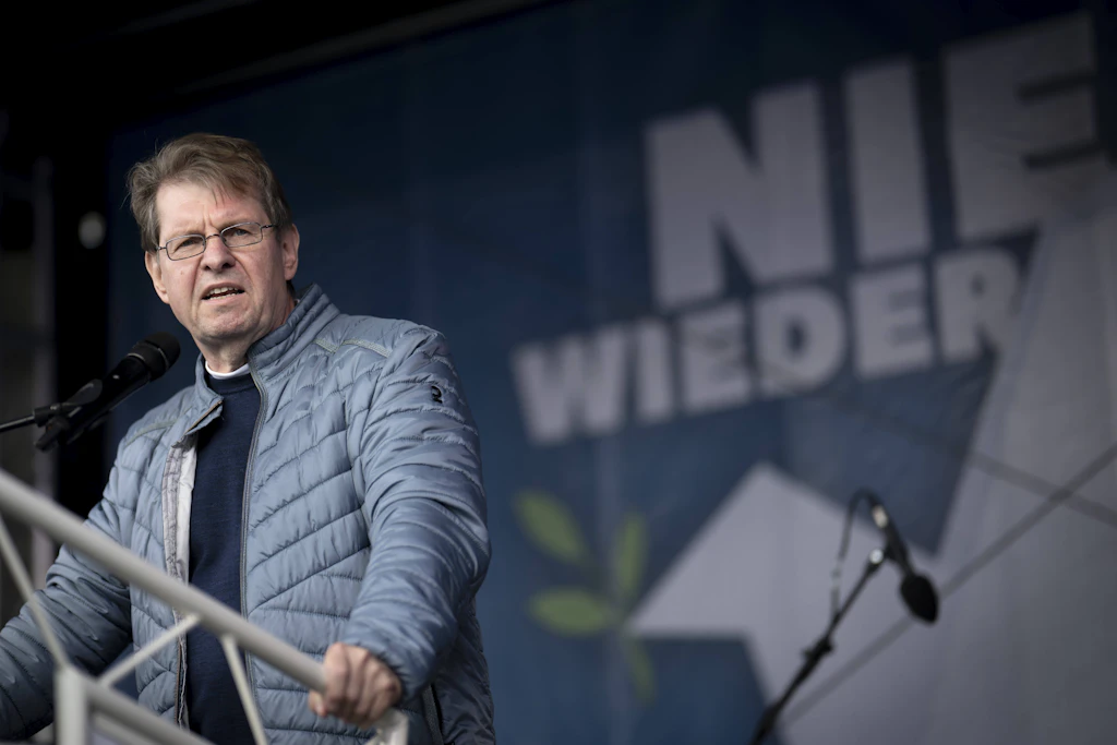 Ralf Stegner bei seiner Rede auf der Friedensdemonstration „Nie wieder kriegstüchtig!“ am 3. Oktober 2025 in Berlin. Die Rede ist im neuen Buch abgedruckt.