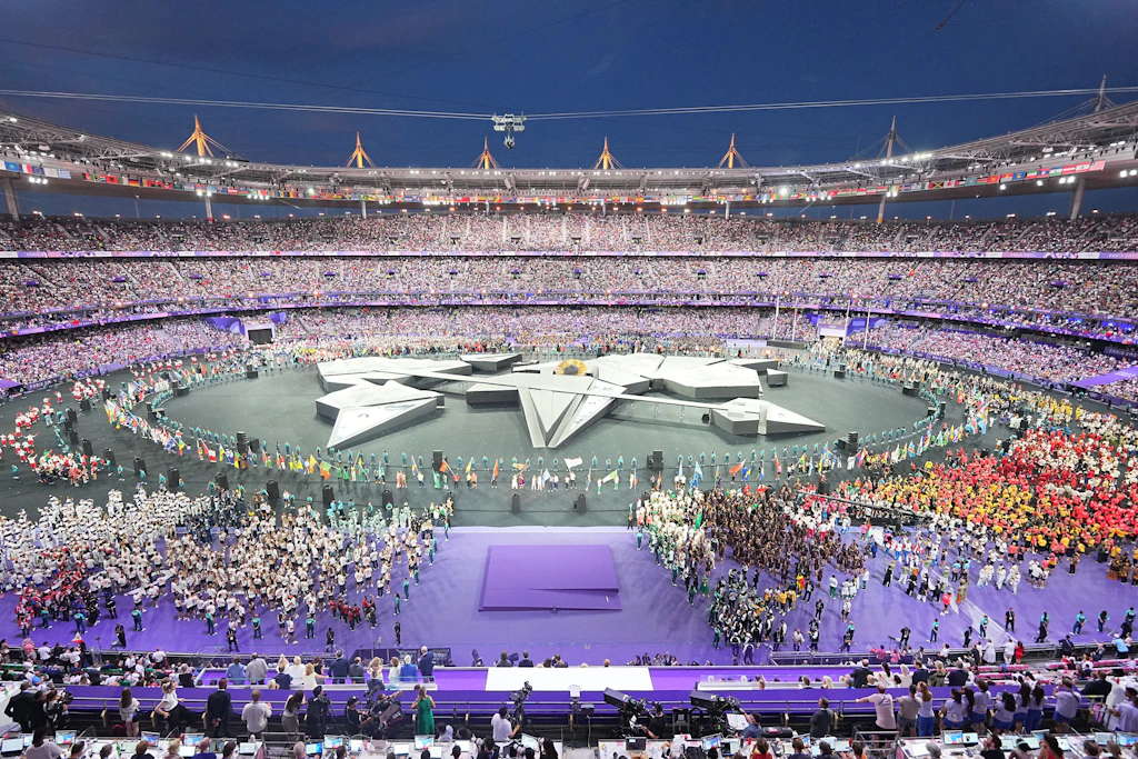 Olympia, Paris 2024, Stade de France: Die Athleten feiern den Abschluss der Spiele.