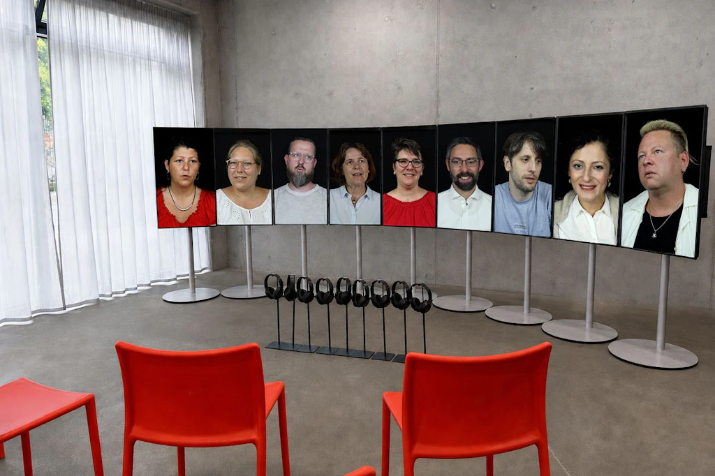 Neun Menschen erzählen in der Video-Installation ihre Geschichten.