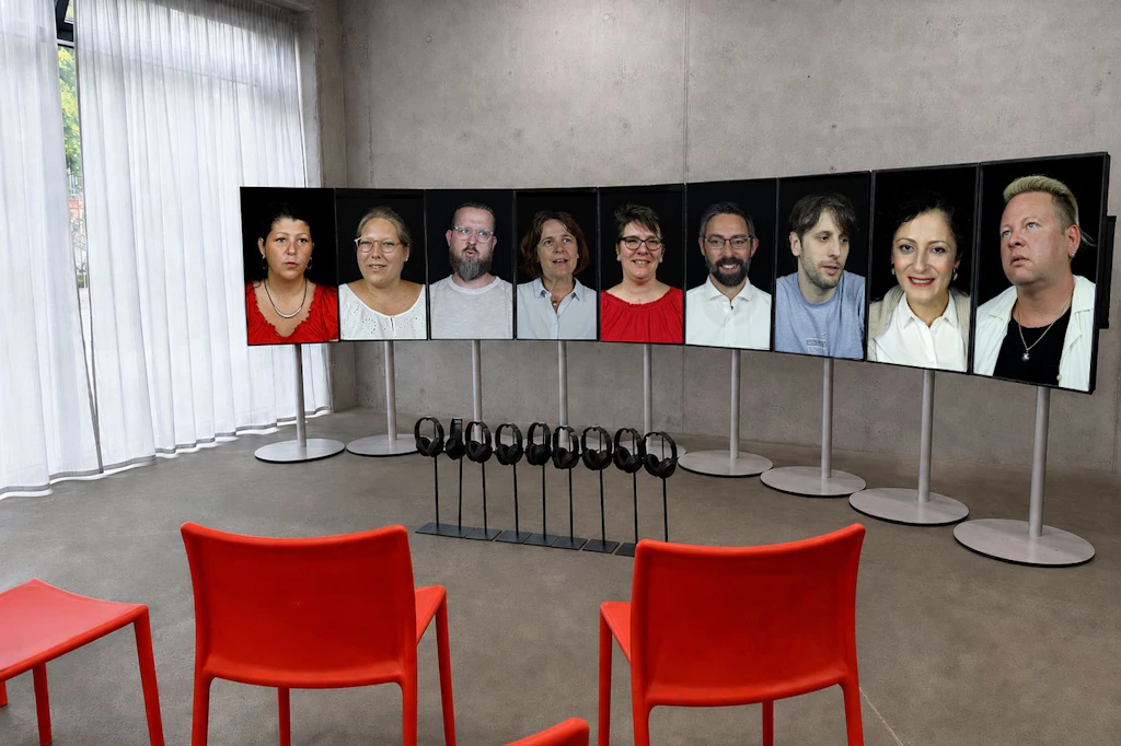 Neun Menschen erzählen in der Video-Installation ihre Geschichten.