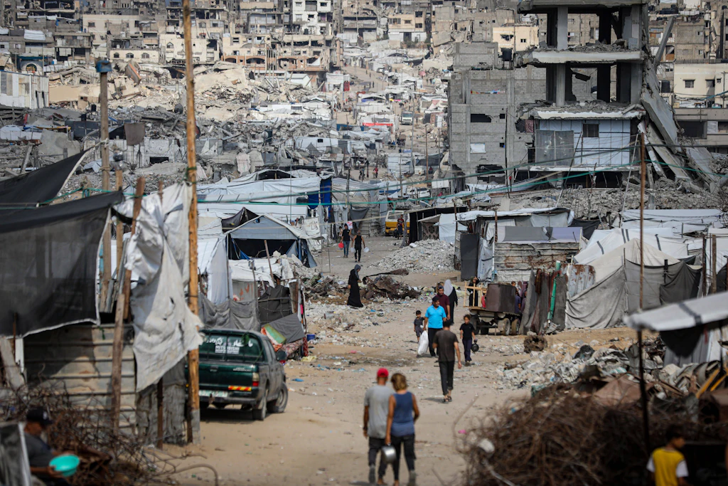 Palästinenser an provisorischen Unterkünften im Norden von Gaza-Stadt am 23. September 2026. Der geplante Wiederaufbau des Gazastreifens hat noch nicht begonnen.