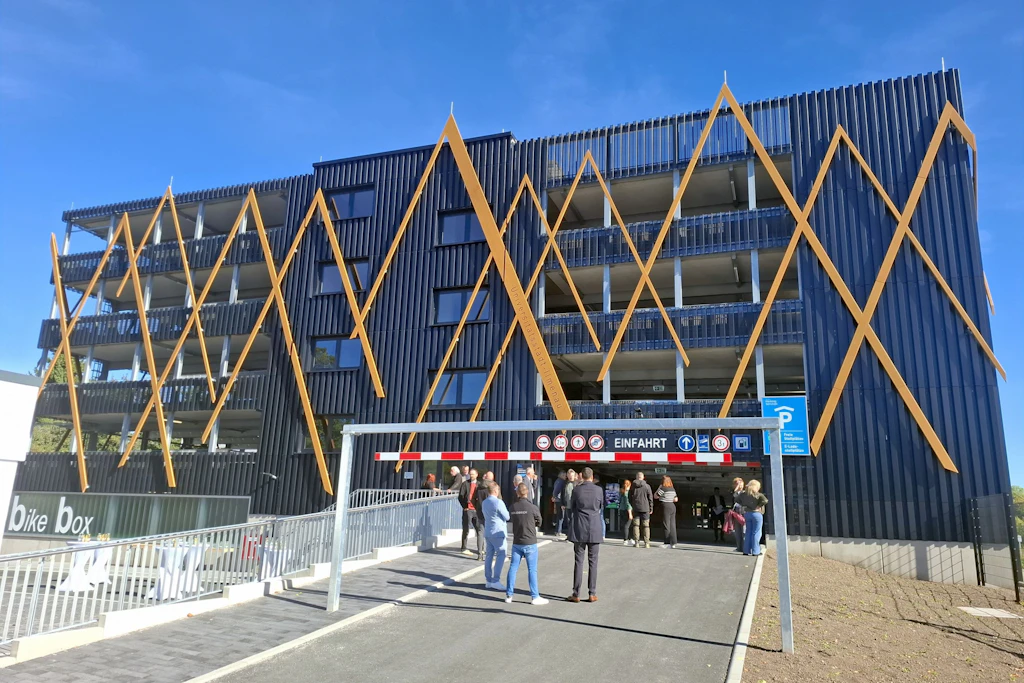 Das Parkhaus Terminal M in Thüringen sollte über zehn Millionen Euro kosten, am Ende wurde es deutlich günstiger. Das ist der Grund.