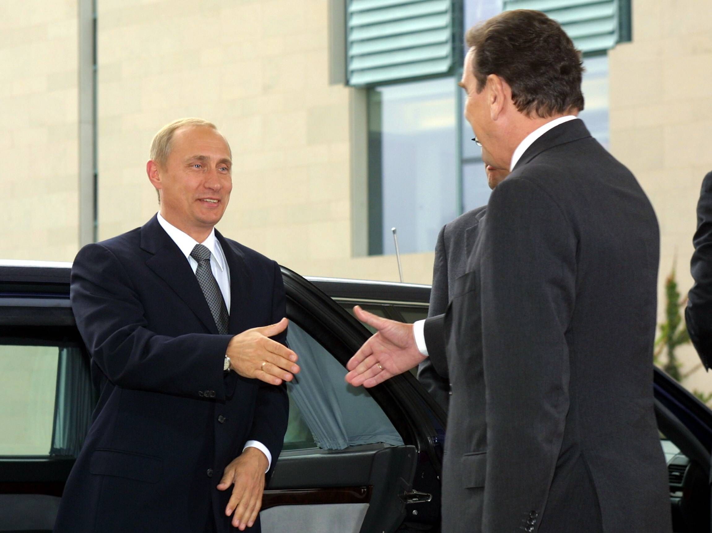El canciller Schröder saluda a Vladimir Putin en Berlín el 25 de septiembre de 2001, con motivo de su discurso en el Bundestag alemán.