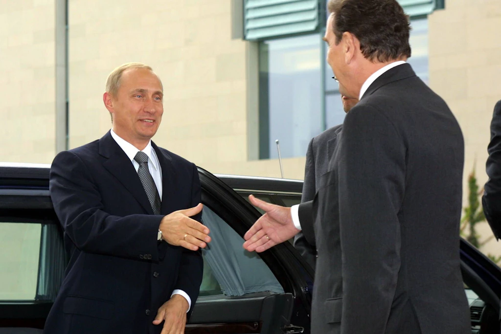 Kanzler Schröder begrüßt Wladimir Putin am 25. September 2001 in Berlin anlässlich seiner Rede im Deutschen Bundestag.