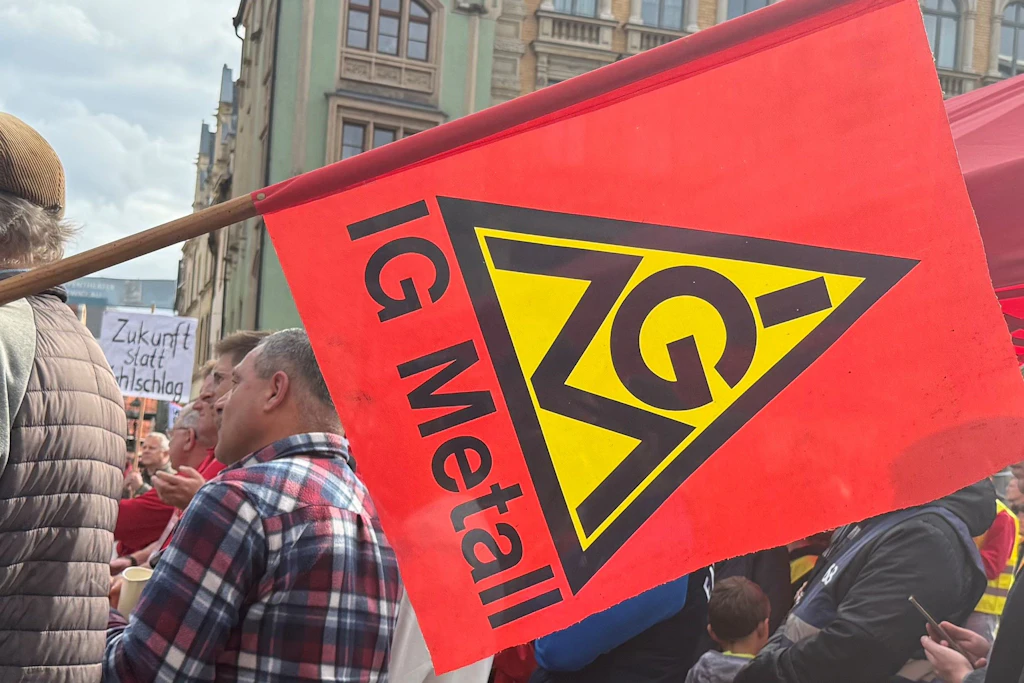 Die IG Metall fordert in der neuen Tarifrunde fünf Prozent mehr Geld und fürchtet, dass hart erkämpfte Arbeitnehmerrechte zur Disposition stehen.