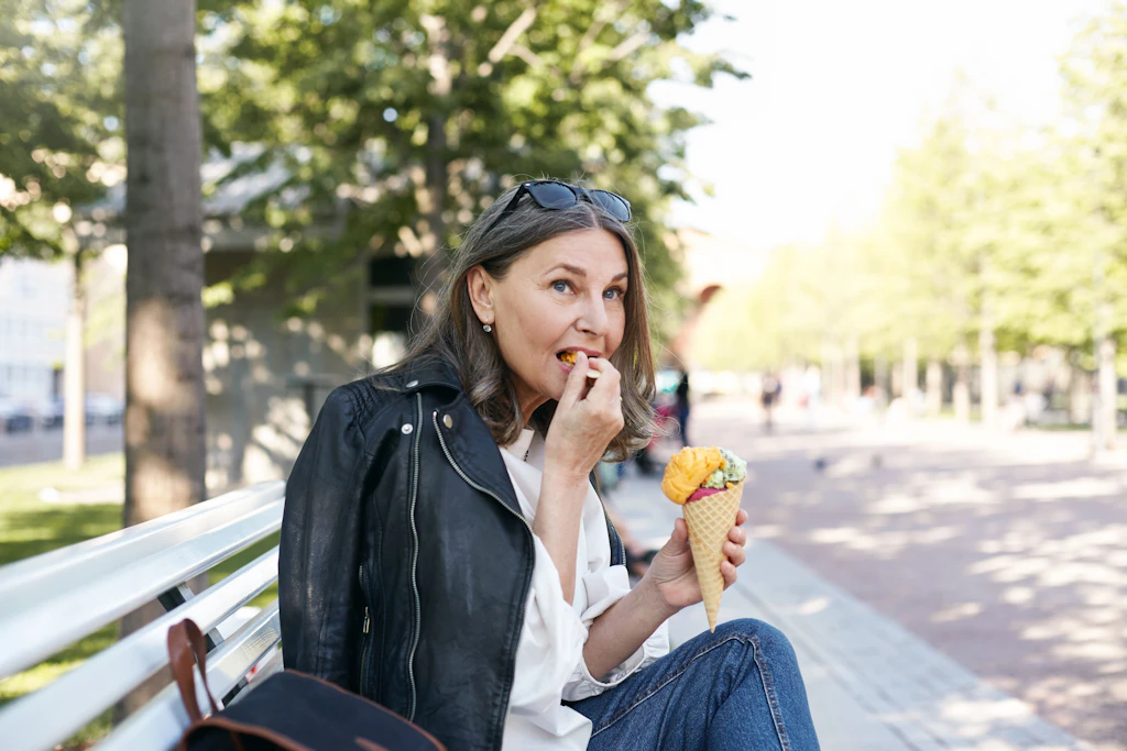 Wer von Eis husten muss, sollte beim Essen nicht schlingen.