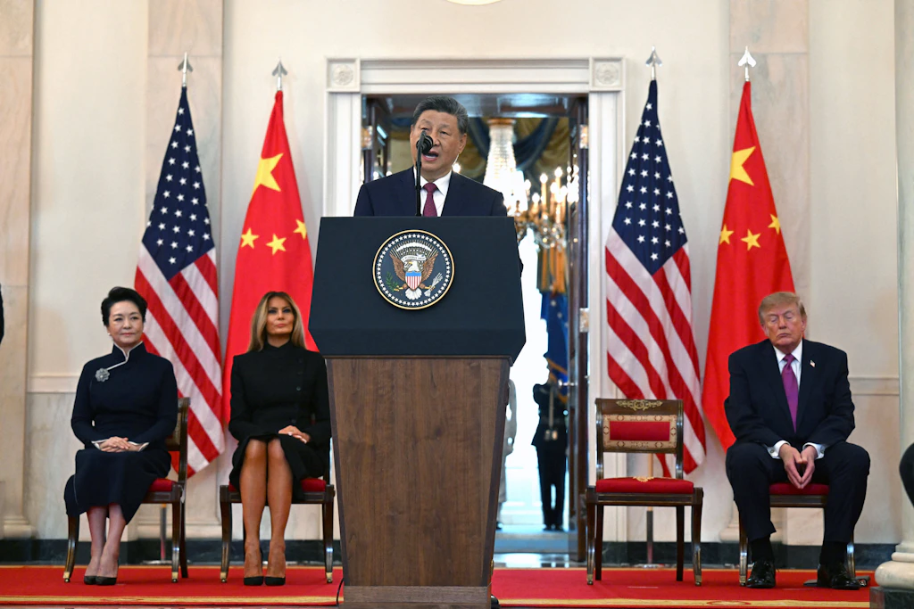 Chinas Staatschef Xi Jinping spricht bei der offiziellen Begrüßungszeremonie im Weißen Haus. Im Hintergrund sitzen Melania Trump, Peng Liyuan und Donald Trump.