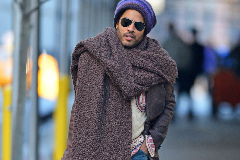 Kult-Look von Lenny Kravitz: Lieber markanter XXL-Schal als beklemmender Loop-Schal.