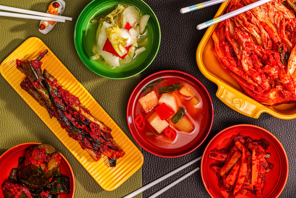 Fermentierte Vielfalt: Nicht nur mit Chinakohl, sondern auch mit Frühlingszwiebeln oder Gurken lässt sich Kimchi herstellen.