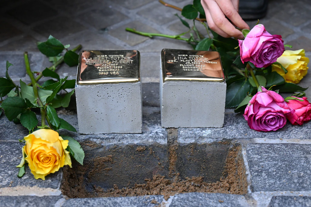 Stolpersteine zum Gedenken an NS-Verfolgte werden in einem Stadtzentrum verlegt (Symbolbild). In Heidenau hat der Stadtrat weitere Verlegungen abgelehnt.