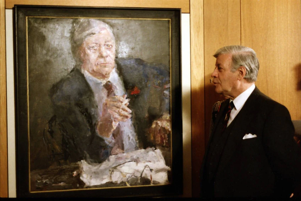 Helmut Schmidt im November 1986 im Bundeskanzleramt. Schmidt hatte für sein eigenes Porträt, das in die Kanzlergalerie aufgenommen wurde, eigens den Leipziger Maler Bernhard Heisig ausgewählt.