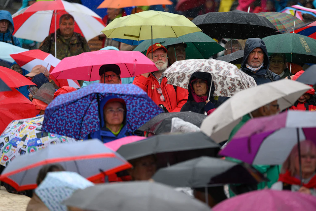 Am Donnerstag soll es zuerst vor allem im Westen Deutschlands regnen, in der Nacht ziehen die Regenwolken ostwärts.