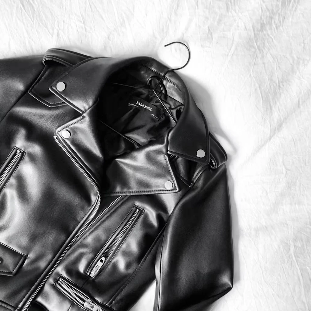 Günstiges Kunstleder: Dann lieber ganz auf eine Lederjacke verzichten. 