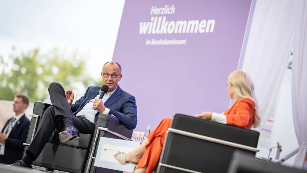 Bundeskanzler Friedrich Merz beim Tag der offenen Tür der Bundesregierung im Bundeskanzleramt: Wer moderiert, steht im Programmheft. Wer wie viel bekommt, steht nirgends.