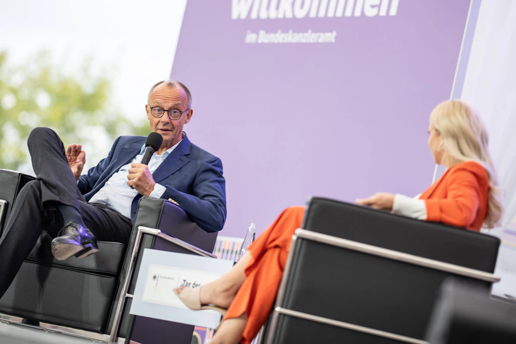 Bundeskanzler Friedrich Merz beim Tag der offenen Tür der Bundesregierung im Bundeskanzleramt: Wer moderiert, steht im Programmheft. Wer wie viel bekommt, steht nirgends.
