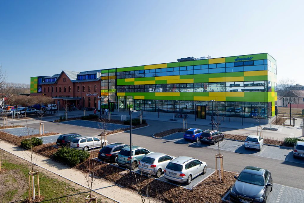 Der Ilmenauer Bahnhof ist in den vergangenen Jahren in eine moderne Verknüpfungsstelle für Bahn, Bus und Individualverkehr umgebaut worden.