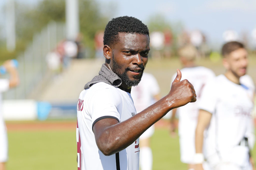 Daumen hoch: Zwei Jahre spielte Mcmoordy Hüther für den BFC Dynamo, jetzt kommt er mit dem Greifswalder FC zurück ins Sportforum.