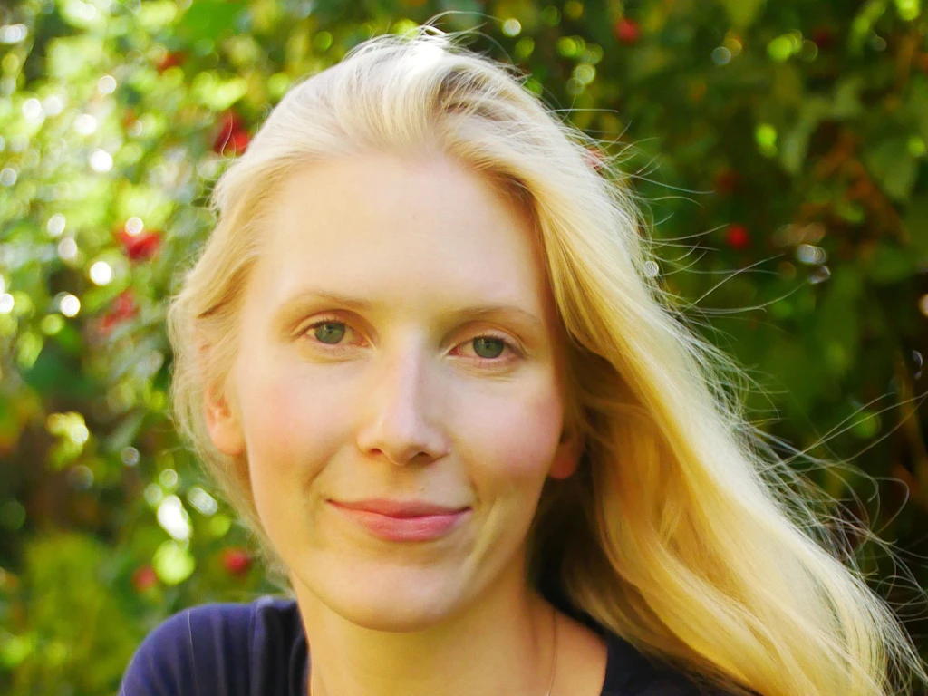 Alruna Hauser hat in Dresden Lehramt für Deutsch und Musik studiert und ihr Studium mit dem Staatsexamen abgeschlossen.