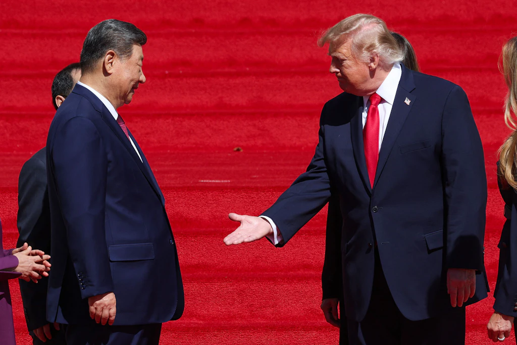 US-Präsident Donald Trump reicht dem chinesischen Präsidenten Xi Jinping die Hand, als sie am 25. September 2026 in Washington nach einem Rundgang das National Archives Museum verlassen.
