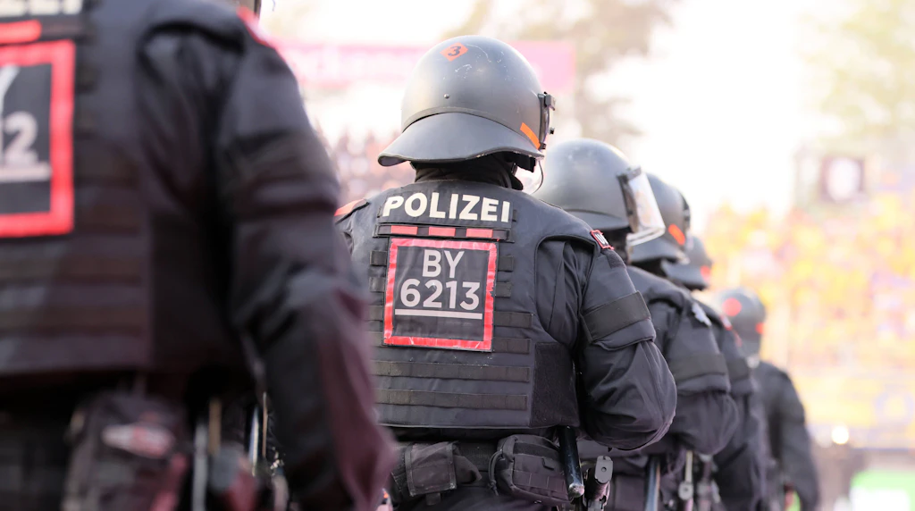 Polizeieinsatz in Leipzig: Beim Spiel von Lok Leipzig gegen Erfurt begleitet die Polizei die Partie und weitere Versammlungen mit Drohne und Hubschrauber.