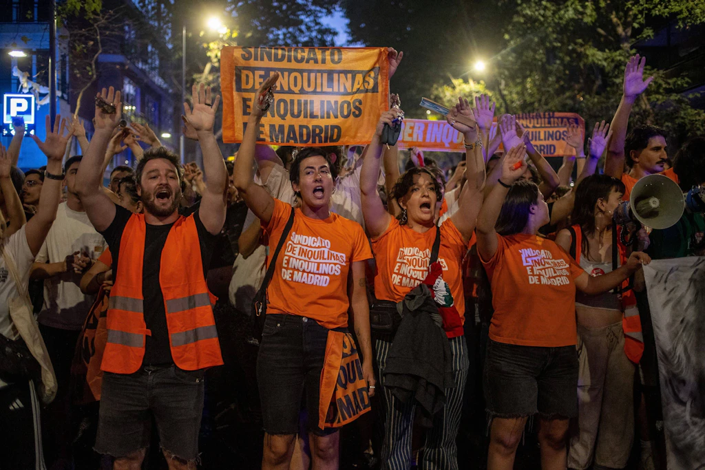 Demonstranten prangern Immobilienspekulation und steigende Wohnkosten an und fordern einen besseren Mieterschutz sowie Zugang zu bezahlbarem Wohnraum.