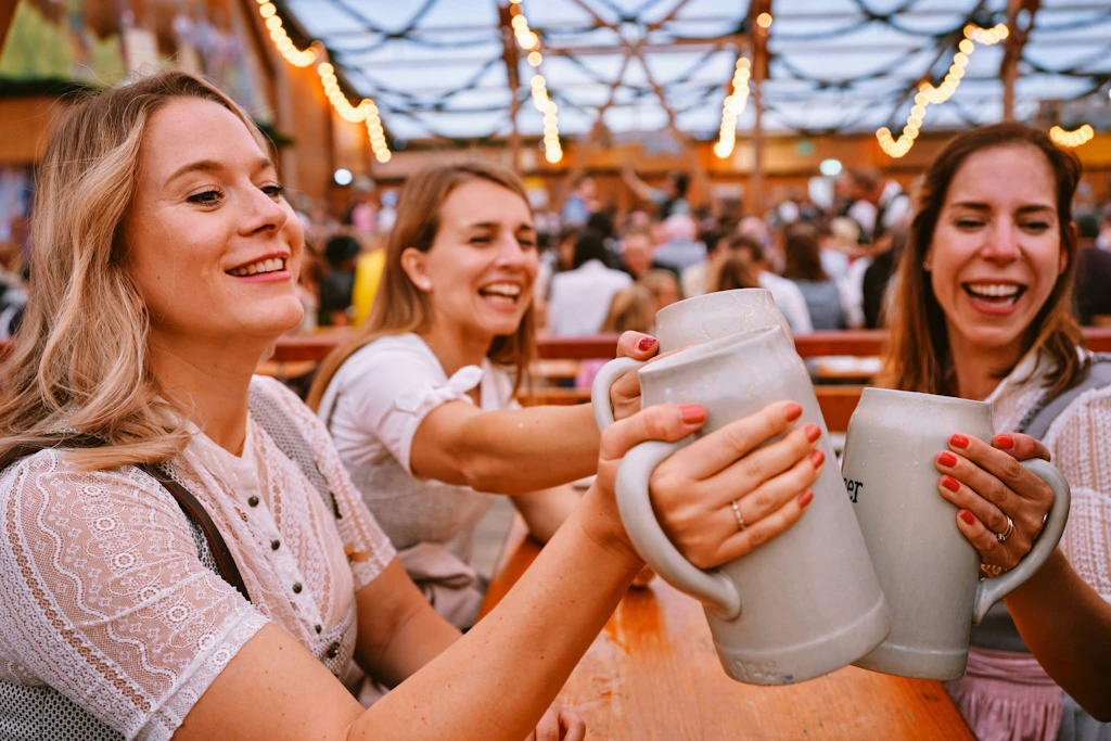 Fans von gutem Bier, Blasmusik und Schlager müssen nicht nach München, sondern können zum Oktoberfest am Schlachtensee gehen.