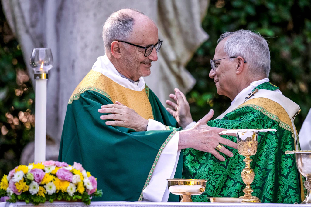 Papst Leo XIV. mit Kardinal Michael Czerny, dessen Behörde die KI-Kommission des Vatikans koordiniert, bei einer Messe in Castel Gandolfo
