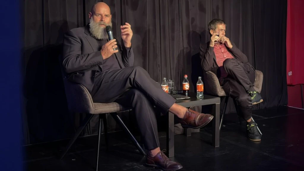 Verleger Holger Friedrich (l.) und Prof. Dr. phil. habil. Maik Hosang diskutieren im Theater Ost über Ost und West sowie das Verhältnis von Mensch und Künstlicher Intelligenz.