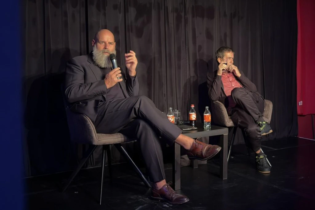 Verleger Holger Friedrich (l.) und Prof. Dr. phil. habil. Maik Hosang diskutieren im Theater Ost über Ost und West sowie das Verhältnis von Mensch und Künstlicher Intelligenz.