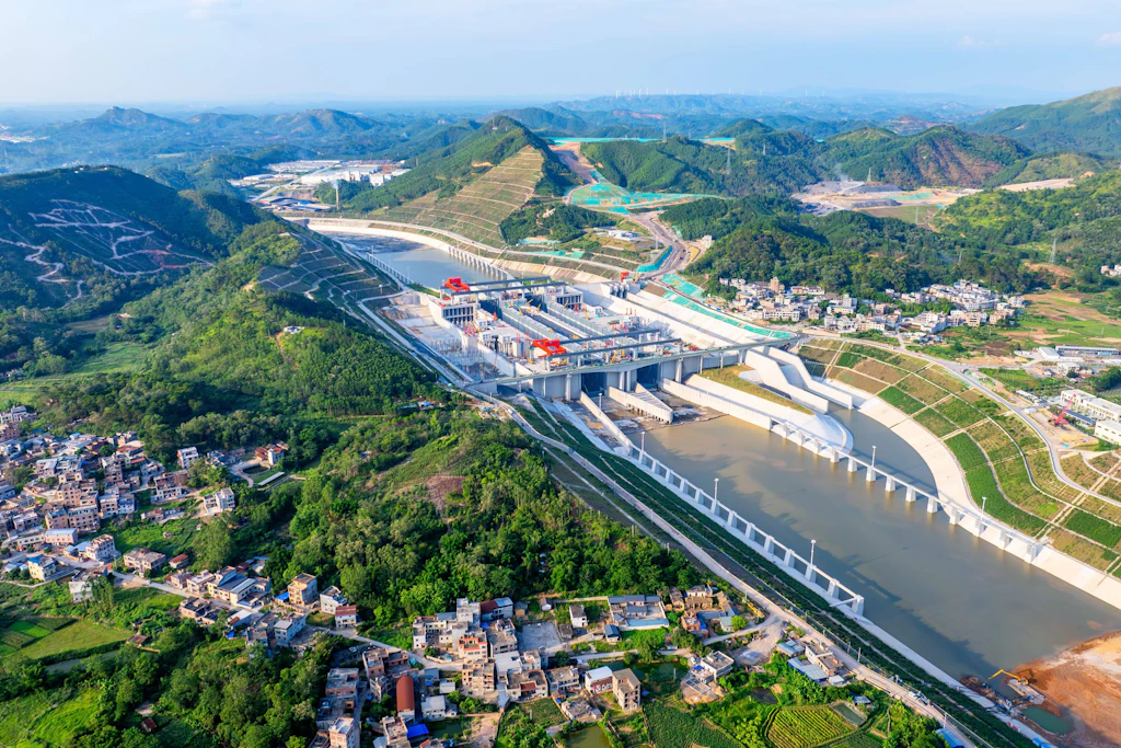 Luftaufnahme der Schleusenanlage Madao am Pinglu-Kanal in Südchina: Im Juni 2026 wurde Wasser in den letzten Abschnitt der damals noch nicht eröffneten Wasserstraße eingelassen. 