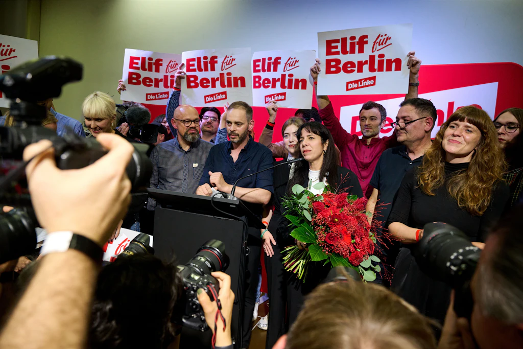 Elif Eralp, Fraktionsvorsitzende der Partei Die Linke im Berliner Abgeordnetenhaus, steht während eines Landesparteitags mit einem Blumenstrauß auf dem Podium.