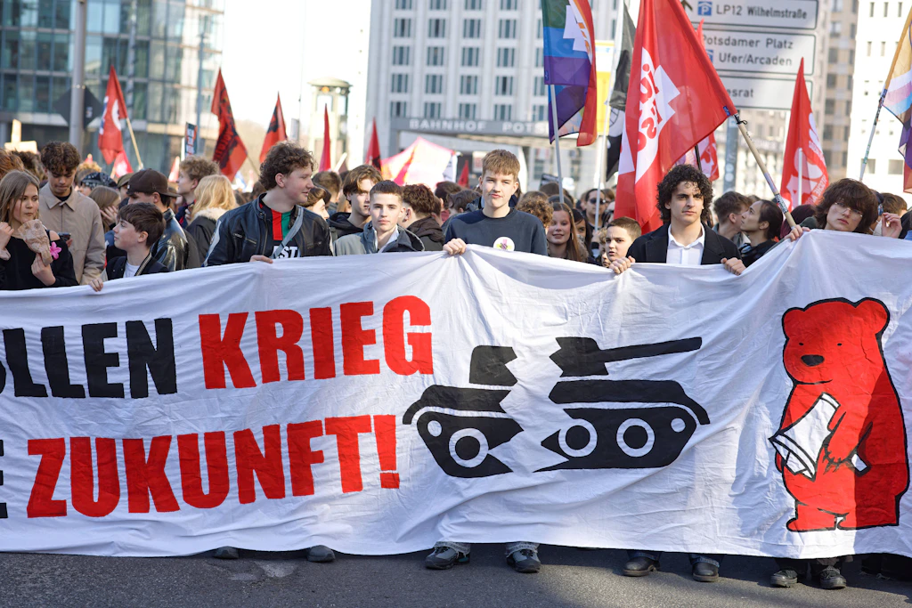 Schüler demonstrieren in Leipzig gegen den neuen Wehrdienst