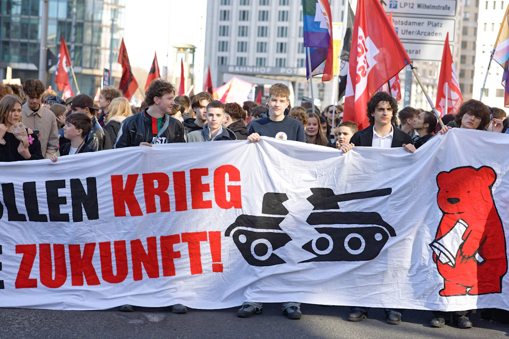 Schüler demonstrieren in Leipzig gegen den neuen Wehrdienst