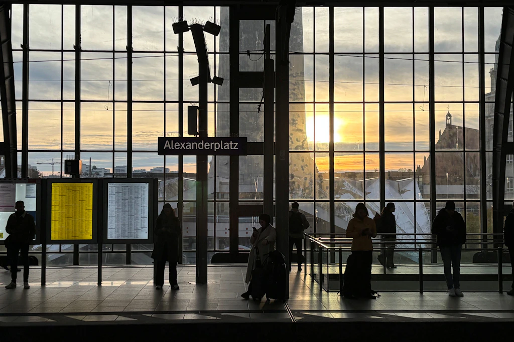Sonnenuntergang - von der Bahnsteighalle des Bahnhofs Alexanderplatz aus gesehen. In den 1960er-Jahren wurde die Halle modernisiert. Auch diese Zeitschicht soll wieder sichtbar werden.