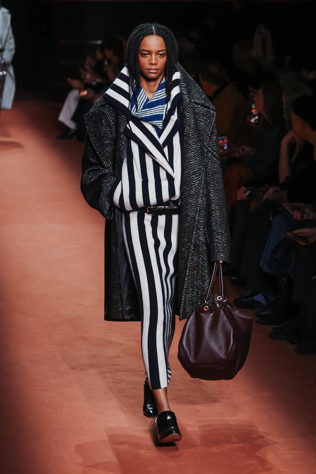 Mit Streifen und aufgestelltem Kragen wird der Bademantel-Look bei Missoni als wärmende Schicht unter dem Wollmantel getragen.