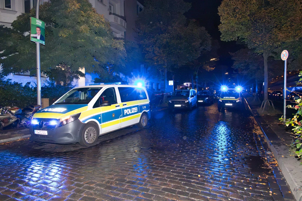 Ein 17-Jähriger wurde in Steglitz durch Schüsse lebensgefährlich verletzt.