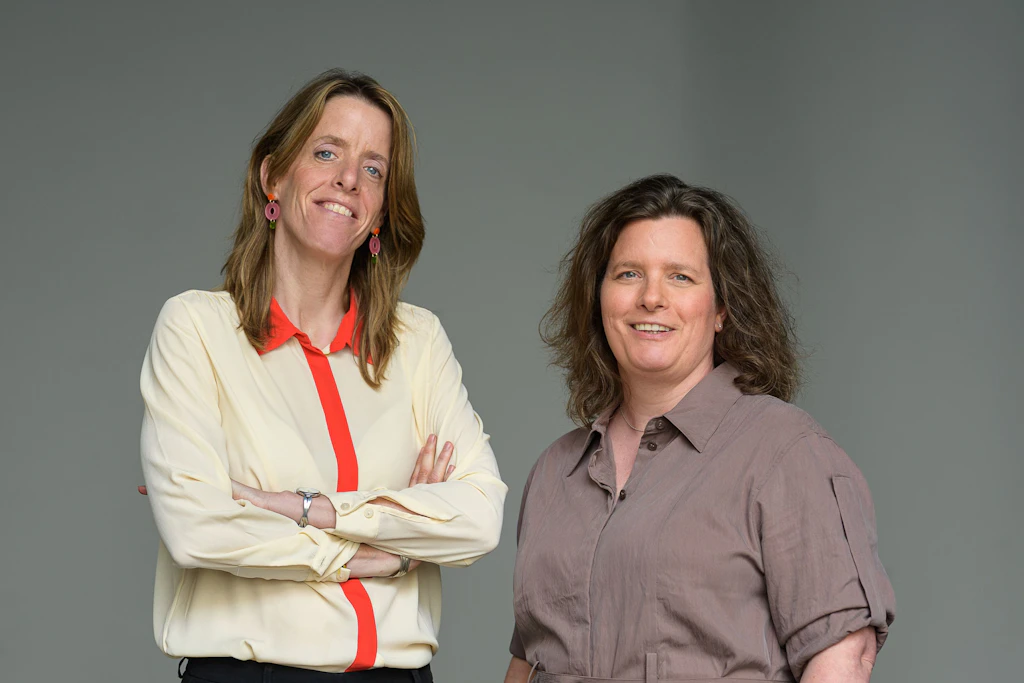 Janika Gelinek (l.) und Sonja Longolius leiten das Literaturhaus Berlin.