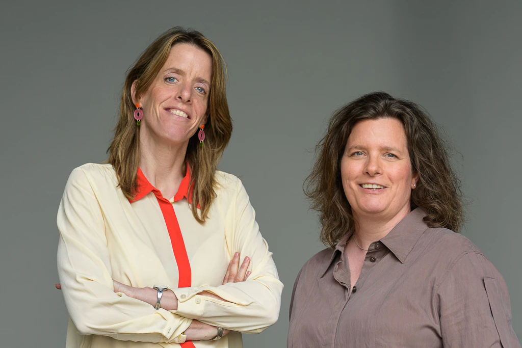 Janika Gelinek (l.) und Sonja Longolius leiten das Literaturhaus Berlin.