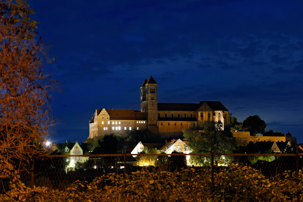 Quedlinburg im Landkreis Harz in Sachsen-Anhalt ist seit Januar 2015 Welterbestadt der Unesco. Der beschauliche Ort mit dem Schlossberg ist ein Gesamtkunstwerk mittelalterlicher Baukunst.