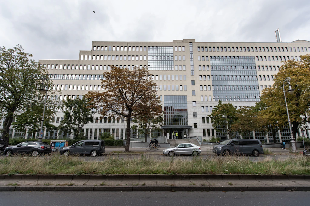 Das frühere Bürogebäude mit der Adresse Hasenheide 23-27 wurde zur Erstaufnahmeeinrichtung umgebaut. Mehr als 900 Geflüchtete sollen dort einziehen.