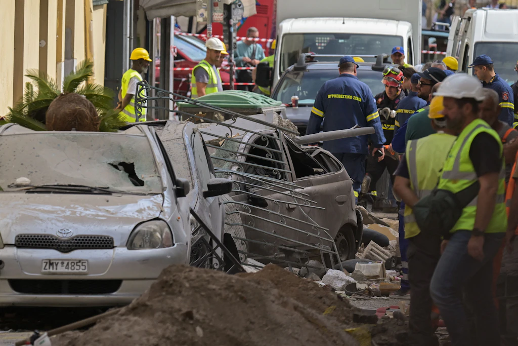 Einsatzkräfte arbeiten arbeiten bei dem teilweise eingestürzten Gebäude im Athener Stadtviertel Plaka.