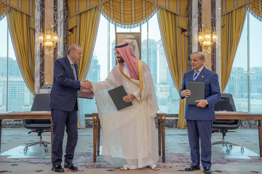 Erdogan, Mohammed bin Salman und Sharif (v.l.n.r.) unterzeichnen am 7. August in Mekka das gemeinsame Verteidigungsabkommen.
